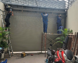 Thi Công Lắp Đặt Cửa Cuốn Austdoor Giá Rẻ Tại TPHCM